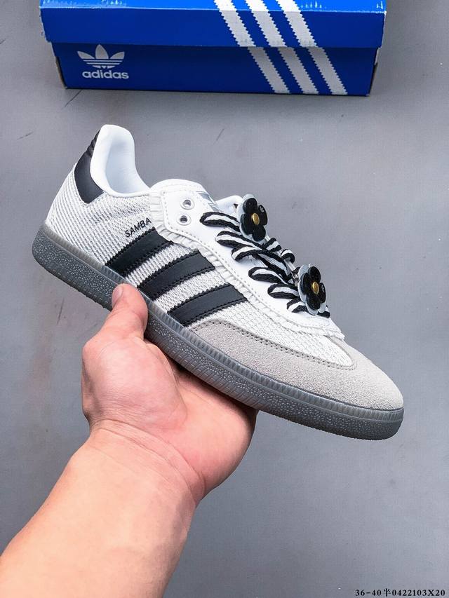二层真标！Adidas Samba Og 经典鞋款 Adidas 近70年的经典Samba Og 修长的鞋楦,略微尖尖的鞋头,翻毛皮的鞋头拼接,这些我们都看得到