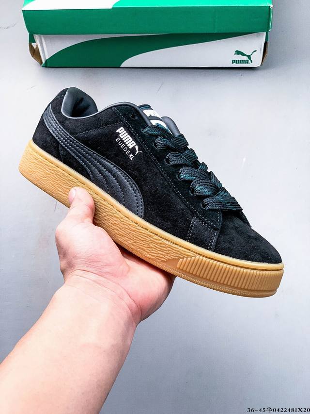 公司级！彪马puma Suede Xl 全新休闲板鞋！鞋身通体采用细腻的麂皮材质，厚实柔软，质感出众；鞋侧保留puma标志性跑道图案，侧面与后跟点缀金属色pum