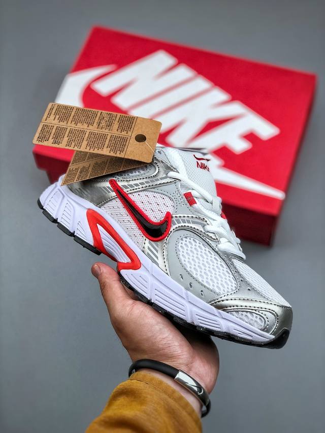 Nike V5 Rnr 舒适百搭防滑耐磨 低帮跑步鞋 舒适有型适合日常穿着 该鞋款延续千禧年经典设计搭载泡绵中底厚实而轻盈 匠心细节巧搭立体耐克勾标志焕新演绎复