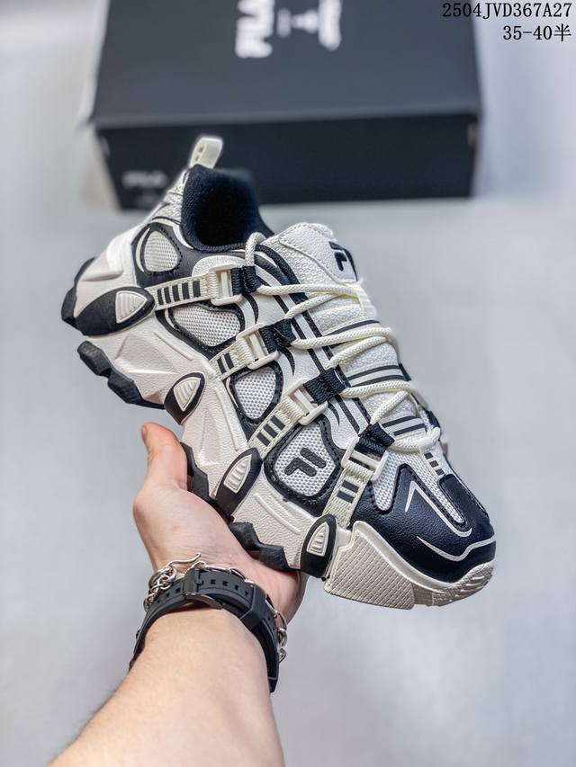 Fila Fusion斐乐潮牌Exocet 山脉鞋 透气舒适 运动户外包裹性低帮生活休闲鞋女款，这款鞋子是一款复古风格的运动鞋，设计有复古的外观，采用了经典的色