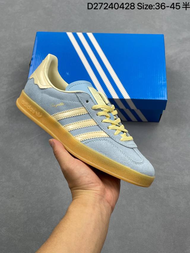 阿迪达斯 Adidas Originals Gazelle Indoor复古三叶草防滑透明橡胶板鞋经典运动鞋。这款经典鞋,忠于原版设计,缀撞色三条纹和鞋跟饰片。