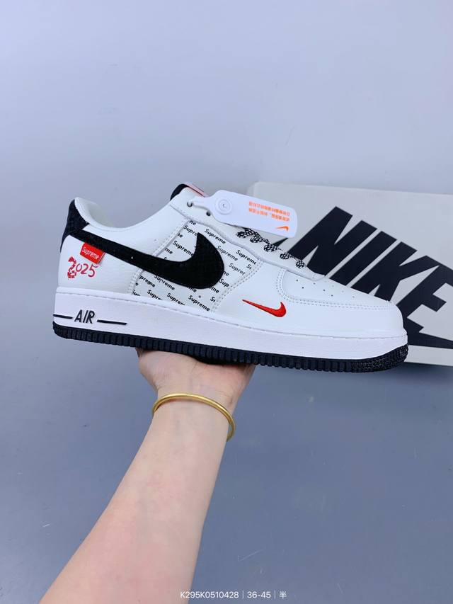真标耐克Nike Air Force 1’07空军一号低帮百搭休闲运动板鞋。柔软、弹性十足的缓震性能和出色的中底设计，横跨复古与现代的外型结合，造就出风靡全球三