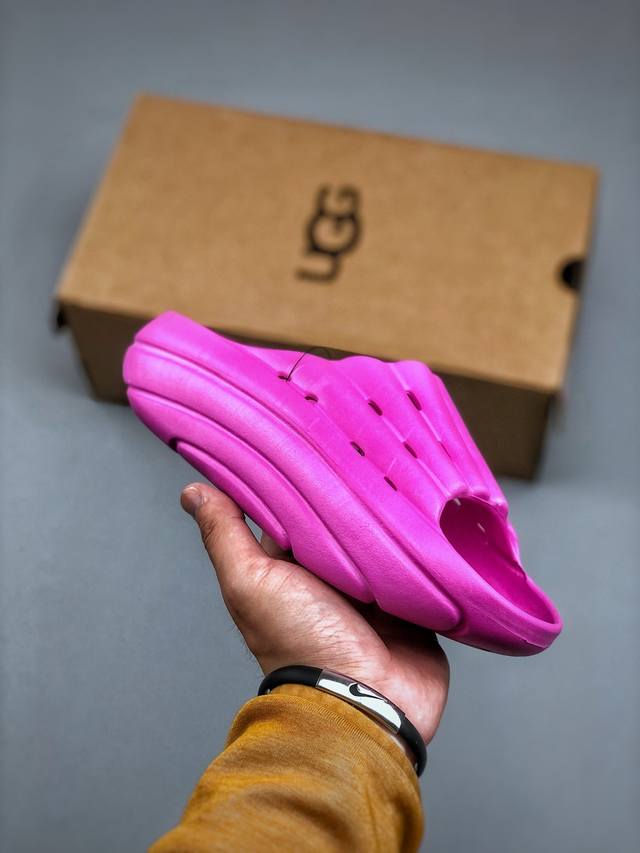 Ugg 舒适轻盈 Eva一字拖鞋 老少皆宜鞋底采用的是超级无敌轻便的Eva发泡 U家的经典材质一个字就是“轻”带你享受不一样的裸感史上最值得入手的凉鞋没有之一，