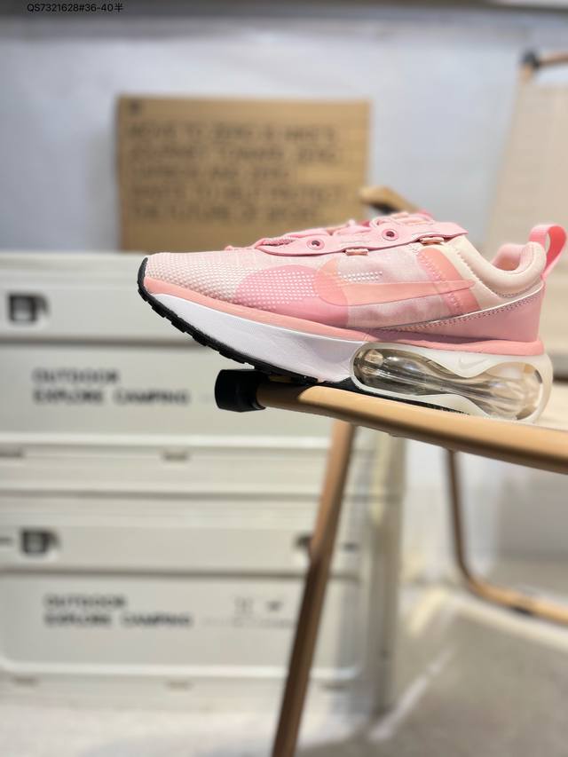 Air Max 半掌气垫运动鞋 机能风 该鞋款以黑色、铁灰色和白色的组合示人 酷感十足 鞋款最大亮点是足底和空心泡沫中底的新型Air缓震装置 带来了更为轻便柔软