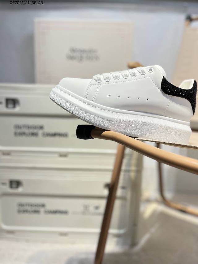 Alexander Mcqueen 麦昆 亚历山大麦昆亚历山 大盒包装 Ss春夏首发 时尚代表的小姐姐 肯定要走在时尚的风口！鞋子独特的个性增加十足的魅力，上脚