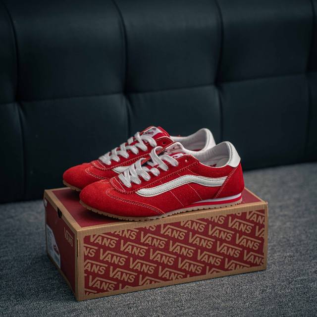 核心私 Vans Super Lowpro 红色复古薄底系列，以经典Vans Serio 为灵感，全新复刻 Style 84。Eva 泡沫鞋垫与橡胶华夫底强强联