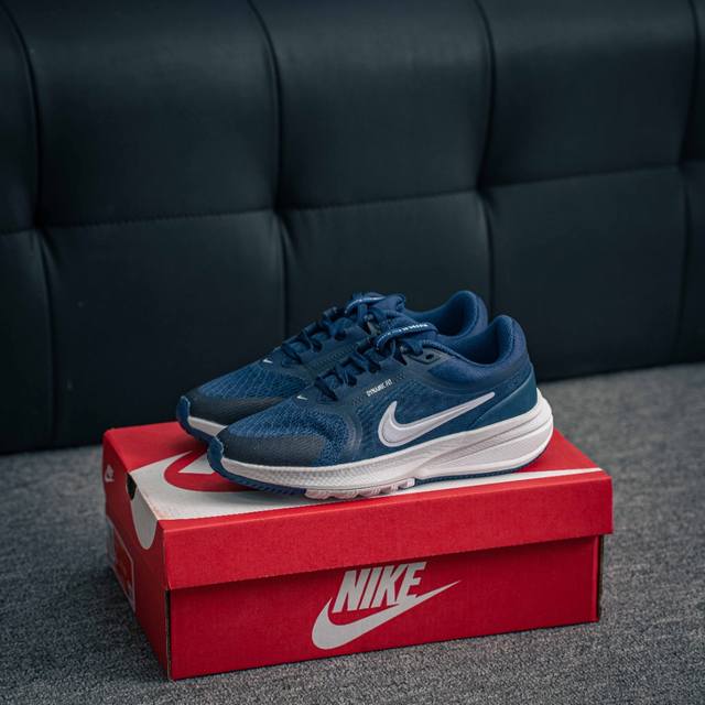 核心私 Nike Star Runner 5鞋子的设计非常现代，流线型的外观不仅美观，还减少了空气阻力，让我在跑步时感觉更加轻盈。鞋面采用了透气材料，即使在炎热