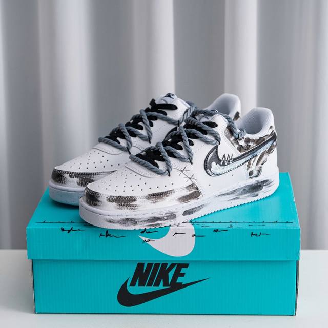 核心私 Nike Court Vision Low 校园风低帮复古篮球板鞋男女运动鞋。延续80年代复古篮球鞋，添加学院风细节。皮革组合鞋面，利落风格，重现复古篮