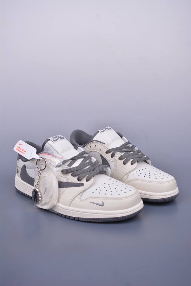 Fragment X Travis Scott X 暴力熊 Air Jordan 1 Low 三方联名倒钩 全新的三方联名低帮倒钩鞋面延续了黑脚趾设计，整双鞋以