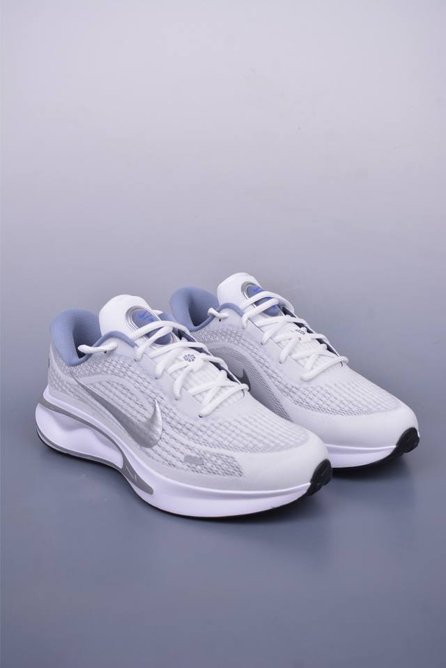 Nike Journey Run 跑步鞋 外贸专供订单 原厂折返国内销售 使用了新型的缓震材料 脚感偏韧 后跟有加厚的海绵填充 鞋子前掌和后掌做了加宽设计 增加