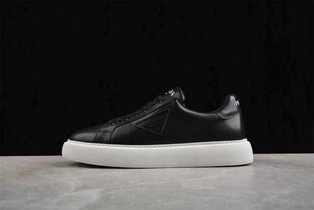 prada 普拉达春夏系列 新款厚底松糕运动鞋 轮廓类似麦昆 厚底 鞋头饱满 宽版设计 底子是软弹那种 非常非常舒适 又觉得白色既运动 又可以休闲商务 日常便鞋