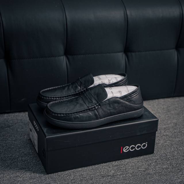 核心私 Ecco爱步乐福鞋男 夏季真皮透气舒适一脚蹬豆豆鞋 轻巧莫克 甄选全粒面牛皮鞋面，触感柔软，色泽温润，舒适穿着体验 符合人体工学的产品设计，对脚型包容度