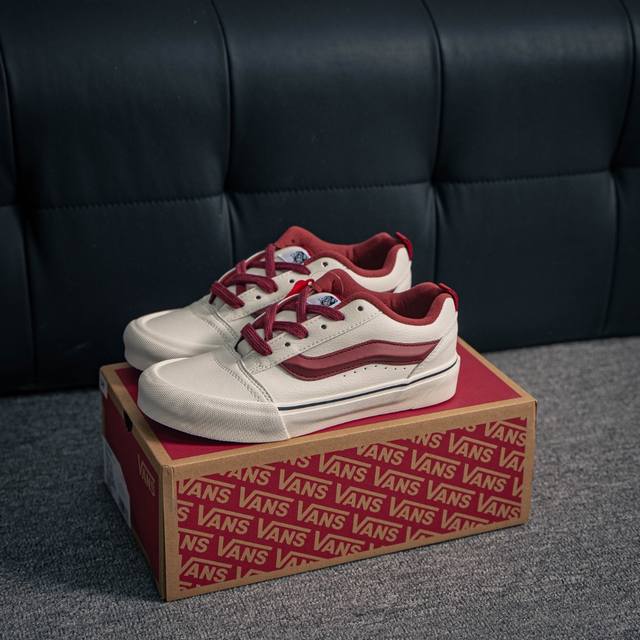 核心私 Vans Knu Skool 皮面白红面包鞋 肥胖版立体大Logo 加厚鞋舌 低帮复古休闲硫化面包鞋 尺码：35 36 36.5 37 38 38.5