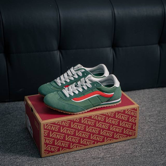 核心私 Vans Super Lowpro薄底鞋， 绿里带点红的配色， 麂皮搭尼龙的双重质感， 鲜艳亮眼的肆意感 货号：Vn000D83Br1 尺码：35 36