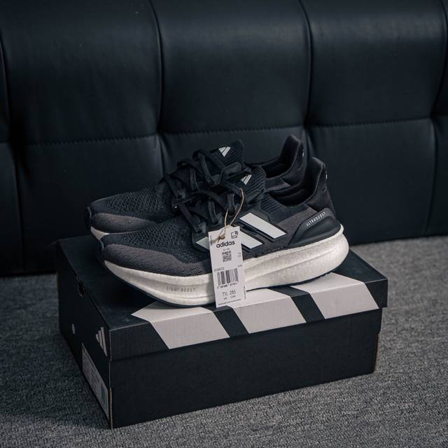 核心私 阿迪达斯Adidas Ultraboost 5 耐磨缓震休闲运动跑鞋 采用网材搭配反光皮革鞋面 配上Stretchweb网格外底 提供非凡穿着体验 一体