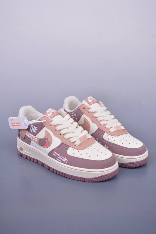 Nike Air Force 1 Low 草莓熊 原楦头原纸板 打造纯正空军版型 专注外贸渠道 全掌内置蜂窝气垫 原盒配件 原厂中底钢印、拉帮完美 官方货号：D