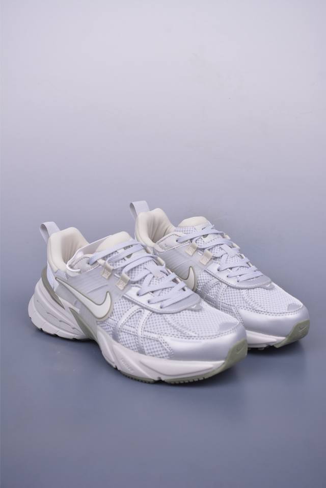 Nike V2K Runtekk 公司级版本 减震防滑复古低帮跑步鞋 材质上使用大面积网眼 皮革 Tpu 组成 支撑和透气性肯定不错 中底处由 Cushlon