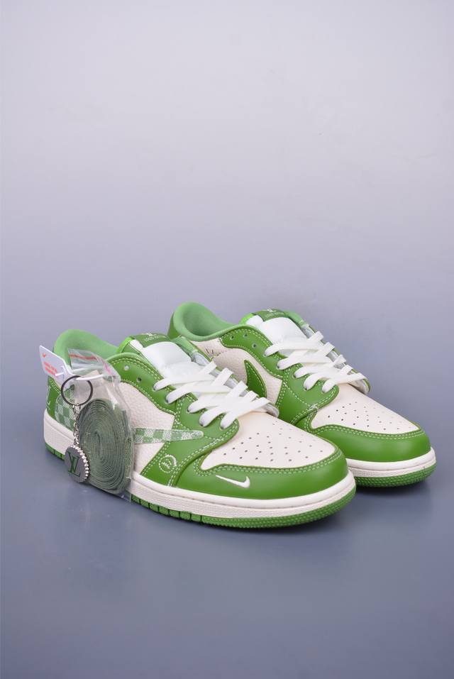 Fragment X Travis Scott X Lv Air Jordan 1 Low 三方联名倒钩 全新的三方联名低帮倒钩鞋面延续了黑脚趾设计，整双鞋以全