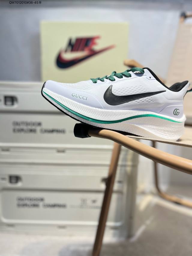 Nk Air Zoom pegasus 登月跑鞋 登月超轻网面跑步鞋 脚跟区域营造出色舒适度，而在鞋底部分，搭载全掌型Zoom Air配置耐克网面透气跑鞋Lj7