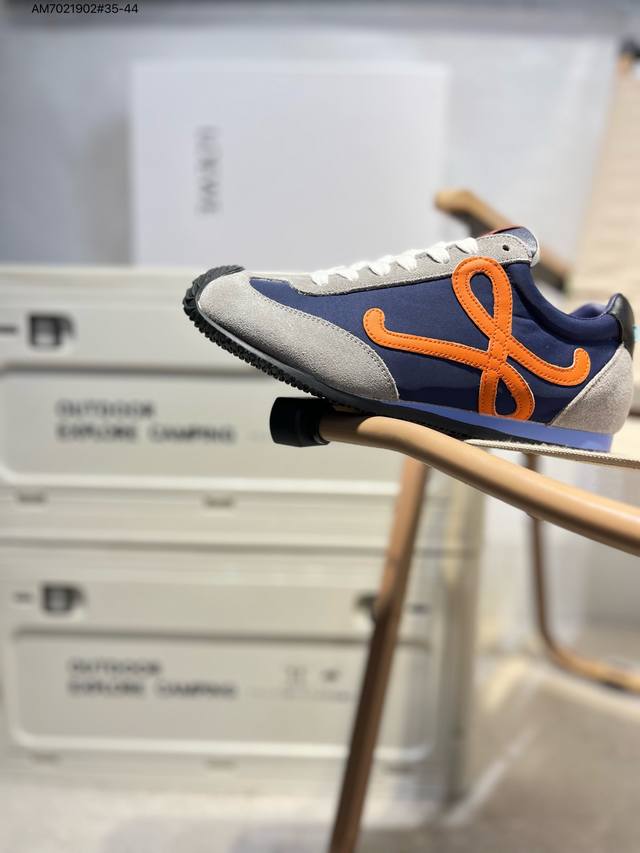 西班牙百年皮具奢华品牌 罗意威Loewe Ballet Runner Sneakers 芭蕾舞 系列阿甘复古风德训薄底百搭休闲运动鞋 尼龙和牛皮革运动鞋，不对称