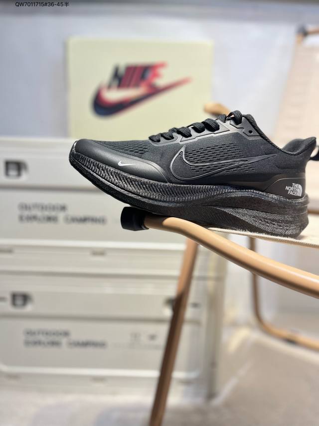 Nk Air Zoom pegasus 登月跑鞋 登月超轻网面跑步鞋 脚跟区域营造出色舒适度，而在鞋底部分，搭载全掌型Zoom Air配置耐克网面透气跑鞋Lj7