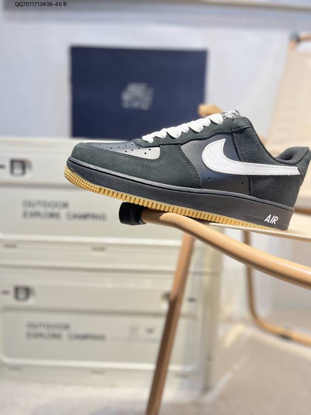 耐克 Nike Air Force 7空军一号 百搭休闲运动板鞋。柔软、弹性十足的缓震性能和出色的中底设计，横跨复古与现代的外型结合，造就出风靡全球三十多年的F