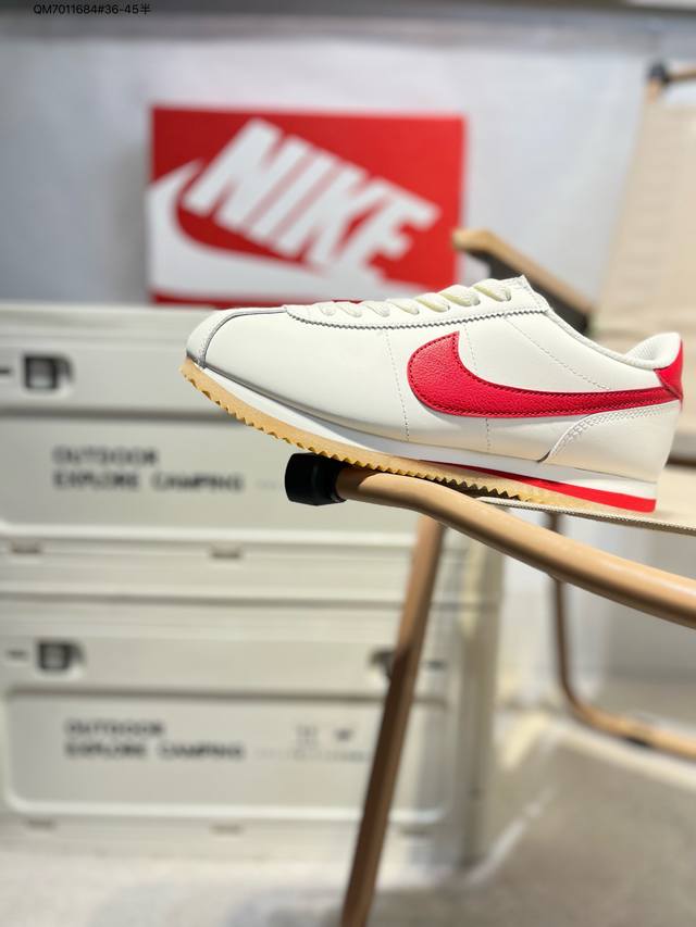 Nike Classic Cortez 全新配色 经典阿甘休闲跑步鞋 纯粹而执着的精神，使得Cortez种在了一代人的心里，无论是否喜欢它复古的鞋型，一双Nik