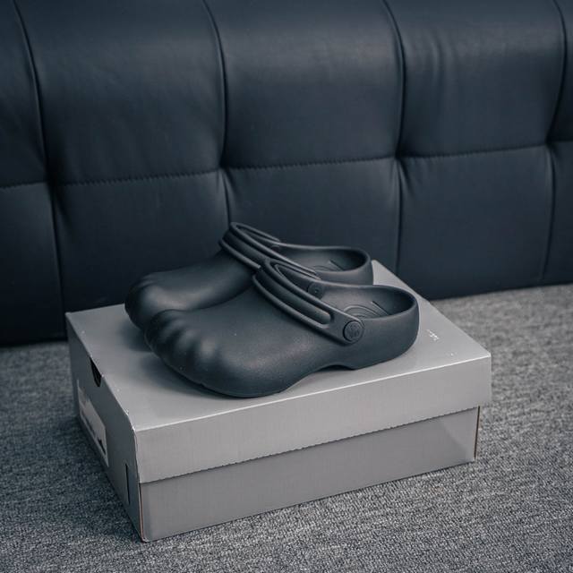 核心私 Balenciaga 巴黎世家五指拖鞋Sunday Mule 情侣款五趾系列巴黎世家的设计风格一直以来都是风格明显.暗黑.机车.夸张不走寻常路的 这双