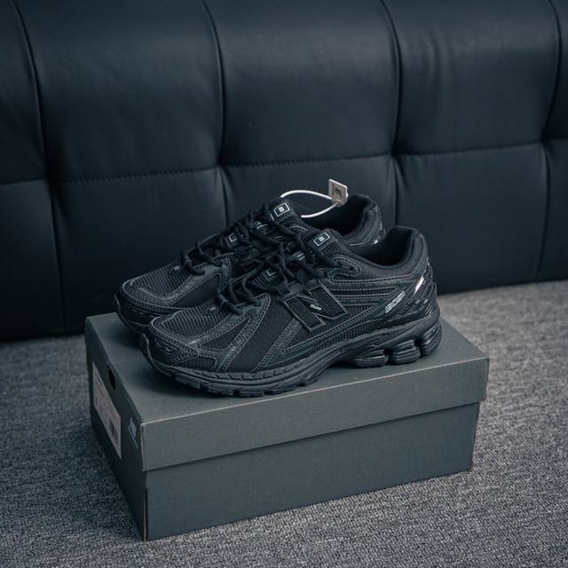 核心私 New Balance 1906系列 休闲鞋 #采用轻质牛剖革拼接透气网眼衬垫织物鞋面材质 T-Beam大底提供足步弓支撑，保持步态稳定 后跟搭载外露缓