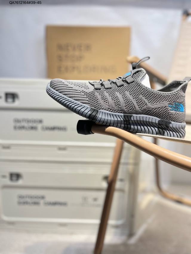 Thenorthface北面一脚蹬袜子鞋懒人鞋.鞋面采用进口飞织弹力面柔韧性和舒适性简直无法言喻鞋底采用Md底 回弹减震效果 上脚像踩棉花糖 有效减少运动时候的