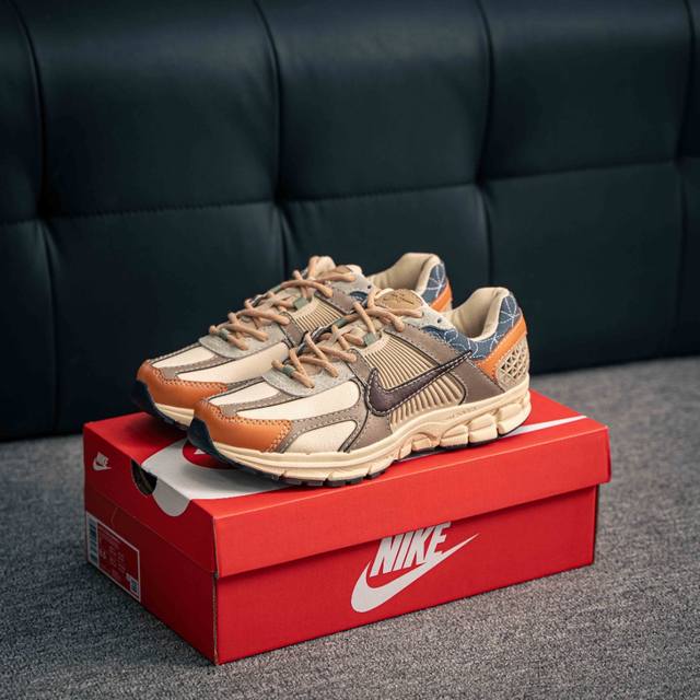 核心私 Nike Zoom Vomero 5 Sp 佛莫罗5代系列经典复古休闲运动慢跑鞋 #采用环保纤维革饰片组合网眼布鞋面材质 正确后跟Tpu加固 耐弯折热塑