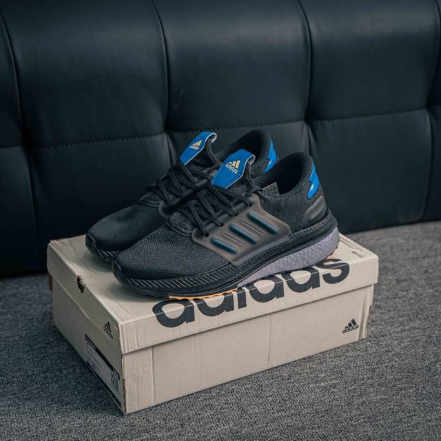 核心私 Adidas X_plrboost 款 爆米花跑鞋 全新跑鞋 爆米花针织鞋面休闲运动慢跑鞋。依旧采用了针织鞋面的设计，但是鞋面的设计语言却并不单调。半透