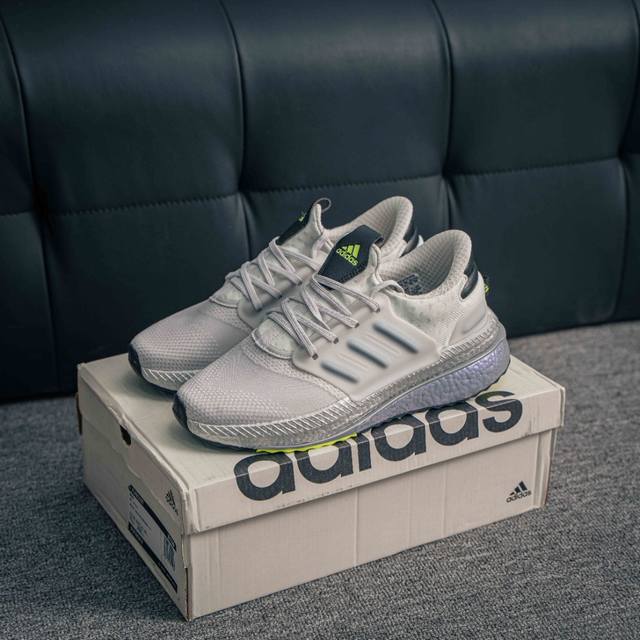 核心私 Adidas X_plrboost 款 爆米花跑鞋 全新跑鞋 爆米花针织鞋面休闲运动慢跑鞋。依旧采用了针织鞋面的设计，但是鞋面的设计语言却并不单调。半透