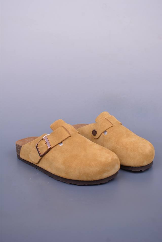 德国百年知名鞋履品牌 博肯 Birkenstock 半拖 公司级出品 采用质地柔软牛皮绒面革植入 羊羔毛鞋垫和里衬材质 中底搭载缓震软木橡胶 纯色羊毛内里 保暖