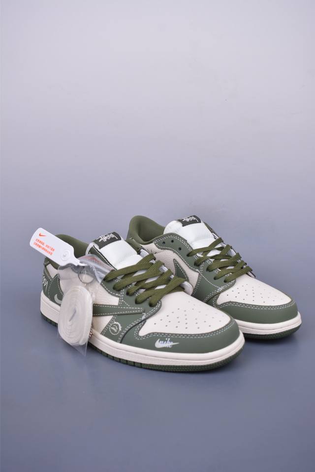 Fragment X Travis Scott X 斯图西 Air Jordan 1 Low 三方联名倒钩 全新的三方联名低帮倒钩鞋面延续了黑脚趾设计，整双鞋以