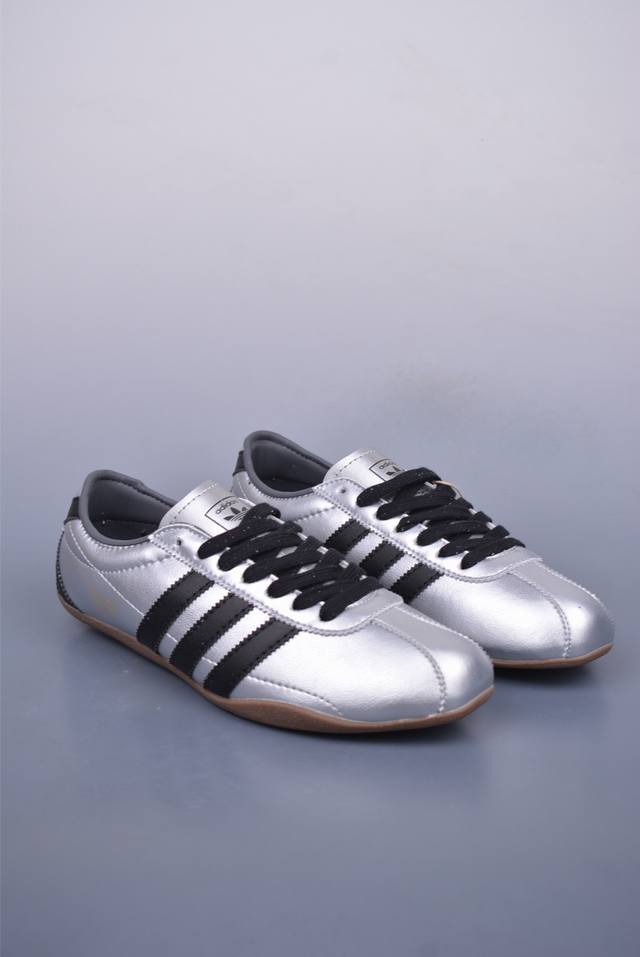 阿迪达斯Adidas Originals Tokyo 东京限定系列 复古百搭薄底德训运动T头鞋 采用复合牛津布组合翻毛皮饰片鞋面材质 外置Rb橡胶大底 将经典与