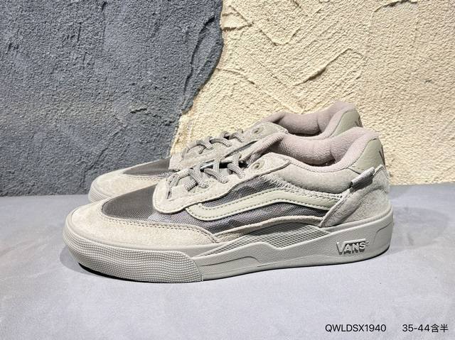 新品上市实拍 #Vans Wayvee 神仙配色，鞋身采用宝蓝鹿皮绒 米白帆布搭配，加上红色Logo饰条，柠檬黄鞋舌织唛标可谓是点睛之笔，让你一眼就心动！原产硫