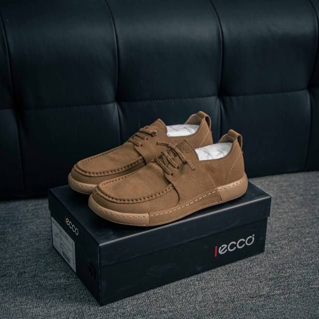 核心私 Ecco爱步一脚蹬男鞋夏季25年新款百搭休闲袋鼠鞋 At.Kollektive系列 鞋面采用甄选牛皮面料，质感丰富 脚感柔软舒适 创新经典袋鼠鞋轮廓，为