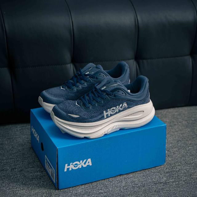 核心私 Hoka M Bondi 9全新配色 这个品牌来自于新西兰的毛利语，Hoka表示大地，One One表示飞越，连起来就是飞越地平线，One One不是读