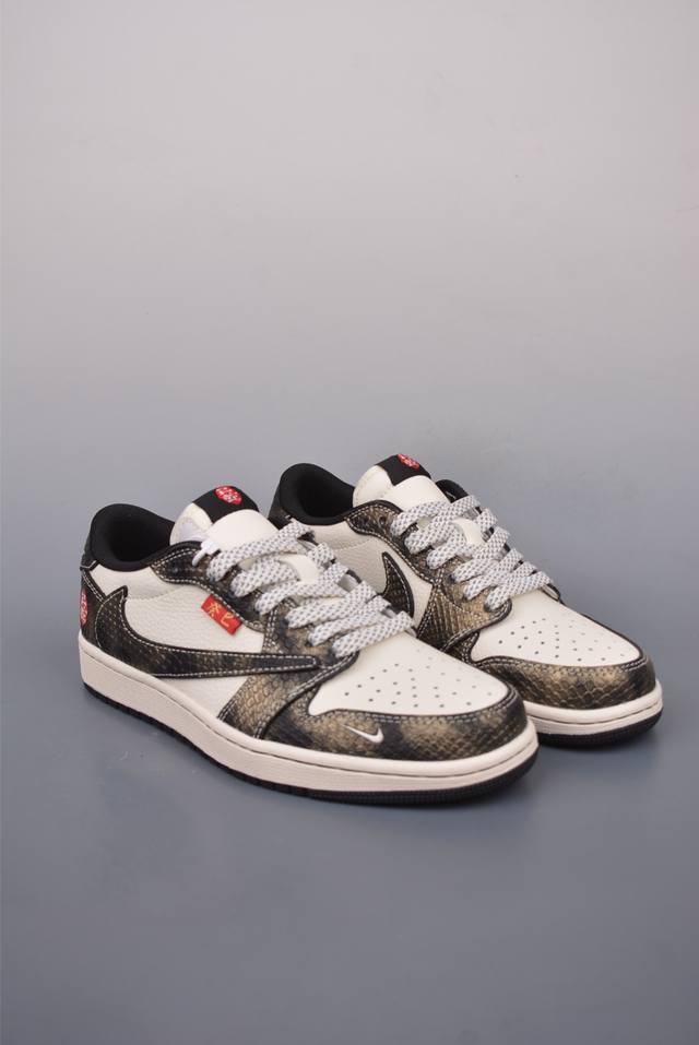 Fragment X Travis Scott X 蛇年限定 Air Jordan 1 Low 三方联名倒钩 全新的三方联名低帮倒钩鞋面延续了黑脚趾设计，整双鞋