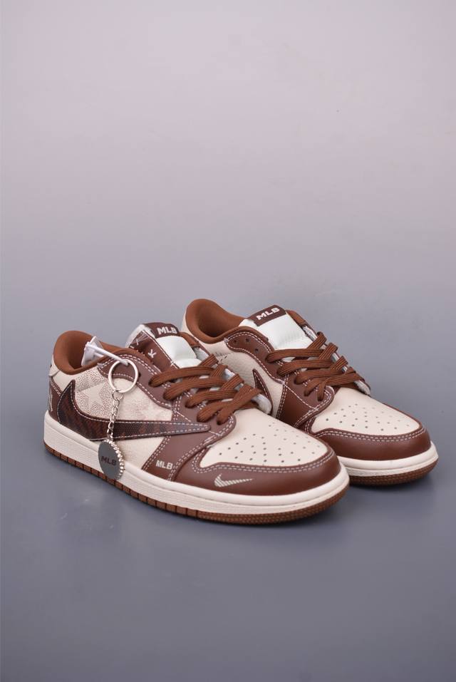 Fragment X Travis Scott X Mlb Air Jordan 1 Low 三方联名倒钩 全新的三方联名低帮倒钩鞋面延续了黑脚趾设计，整双鞋以