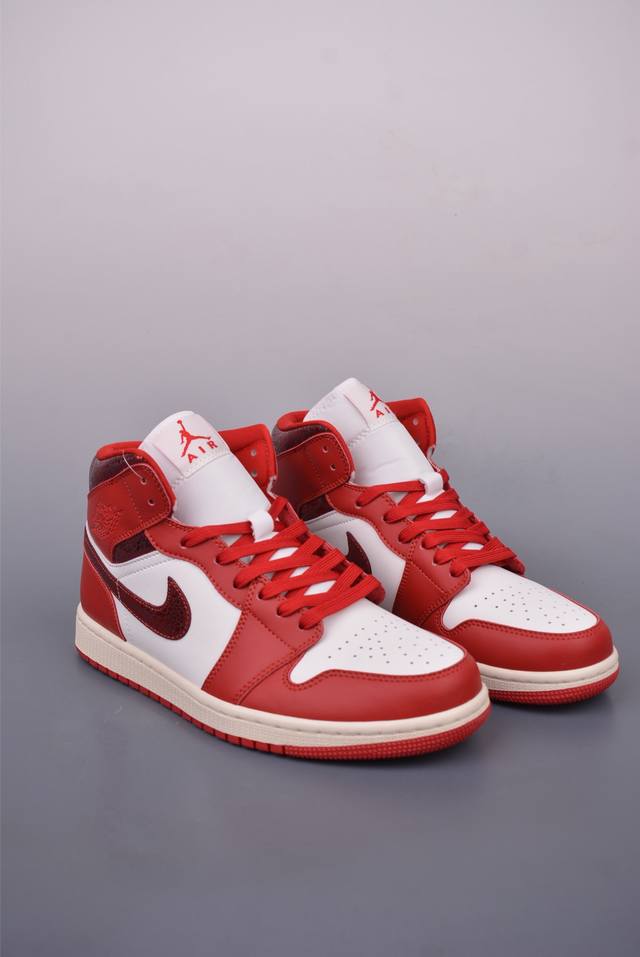 Air Jordan 1 Mid 红爆裂 天猫贸外客户订单 市面最工高艺 中系帮列 全批Jw新次 原装模原大底 全鞋原厂制定皮料，手感细正腻确折边工艺 完美节细