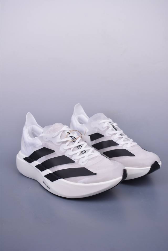 Adidas Adizero pro Evo 1 阿迪超轻透气缓震跑鞋 整体外观造型与Adizero Adios pro Evo 1非常相似 中底配置方面搭载全