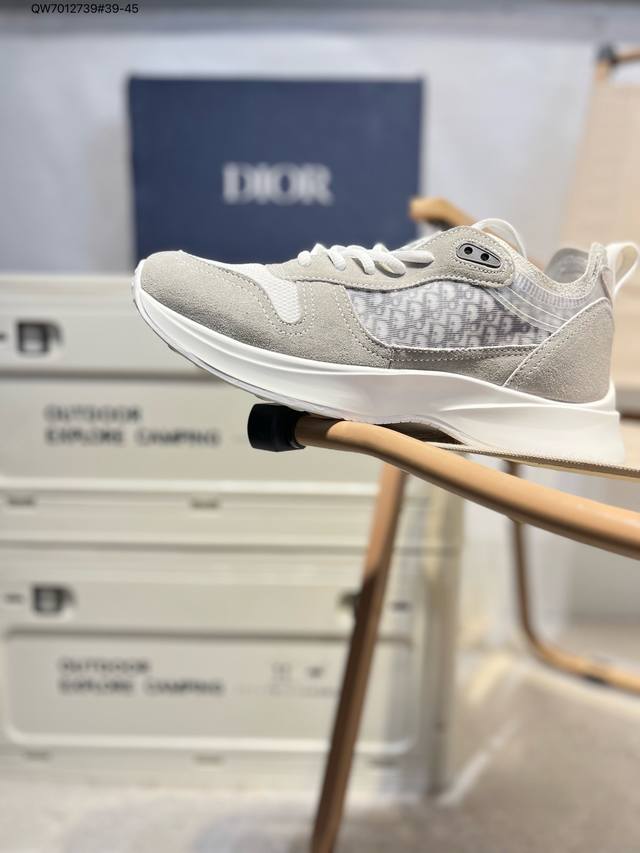Dior 迪奥最新配色老爹运动鞋 全新B30运动鞋 顺应复古市场的趋势的 Dad Shoes风格鞋款鞋舌上的Dior标志 也注明了这双鞋是B30的型号！B30运