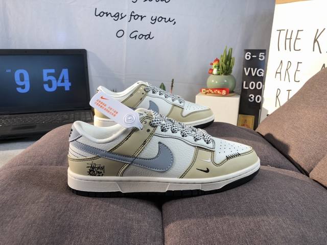 公司级 Nike Sb Dunk Low“斯图西联名 白棕蓝勾勾配色” 高端定制 低帮休闲板鞋 定制鞋盒 大厂纯原品质出货 超高清洁度 皮料切割干净无任何毛边