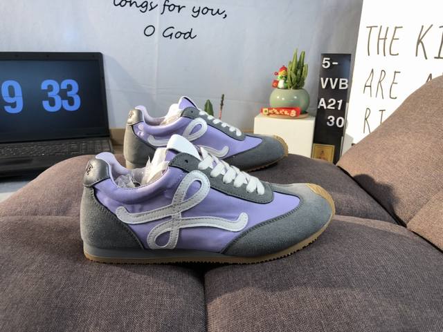 公司级罗意威 Loewe Ballet Runner 2.0 Sneakers 芭蕾舞2.0系列阿甘复古风德训薄底百搭休闲运动鞋 #不对称鞋头设计、袜状内部结构