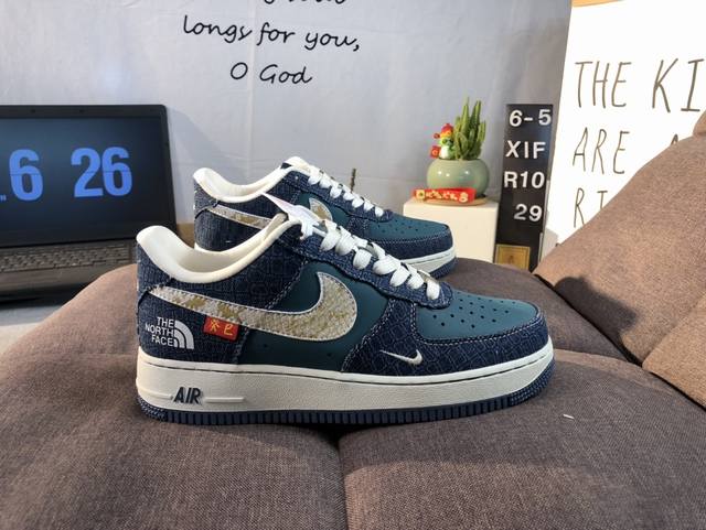 耐克Nike Air Force 1 Low 空军一号 Af1 蛇年北面限定版，蛇皮纹防水高定。低帮百搭休闲运动板鞋。柔软、弹性十足的缓震性能和出色的中底设计，