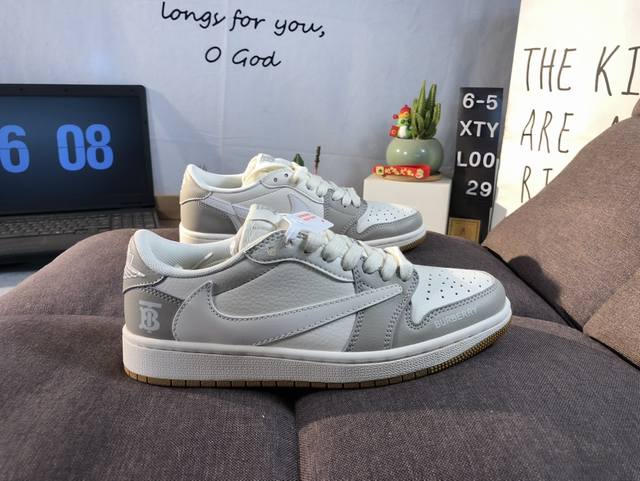 耐克 Air Jordan 1 *巴宝莉Burberry联名,设计师Diy高端定制米白搭配浅棕时尚配色 采用柔软皮革面料带来超高舒适度体验的同时兼备百搭效果 货