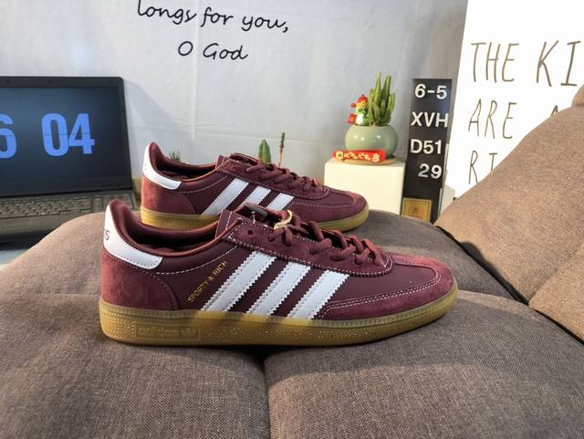 adidas 阿迪达斯 男女鞋真标半码制，原楦开发纸版楦型，采用固色猪巴革组合牛巴磨砂革鞋面材质，内嵌环保海玻璃鞋垫，外置防滑耐磨Rb橡胶大底复古设计与现代简约