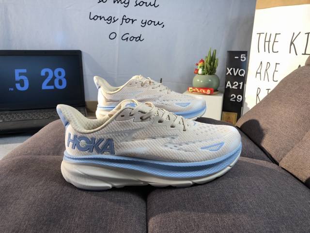 公司级小红书推荐Hoka M Clifton 9 全新配色 这个品牌来自于新西兰的毛利语，Hoka表示大地，One One表示飞越，连起来就是飞越地平线，One